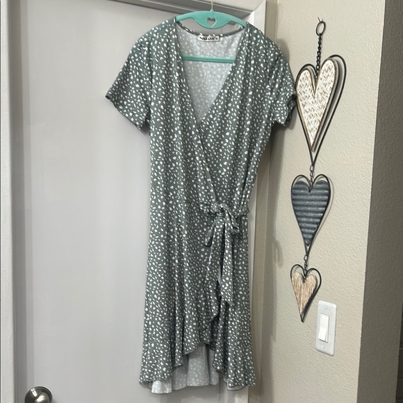 Elegant Green and White Midi Dress - Picture 4 of 11